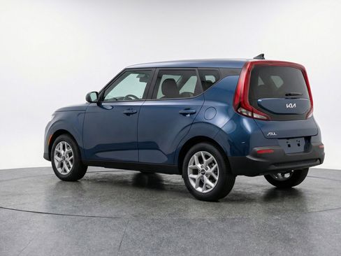 Used 2025 Kia Soul LX w/ LX Technology Package FWD image 6