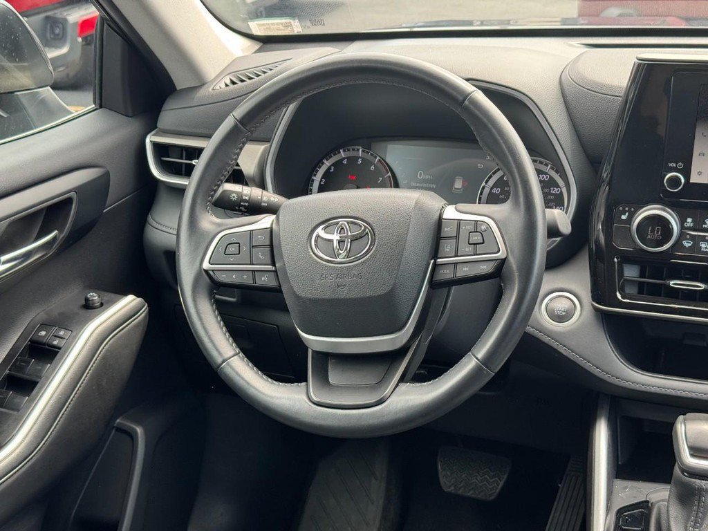 Used 2025 Toyota Highlander XLE AWD/4WD image 19