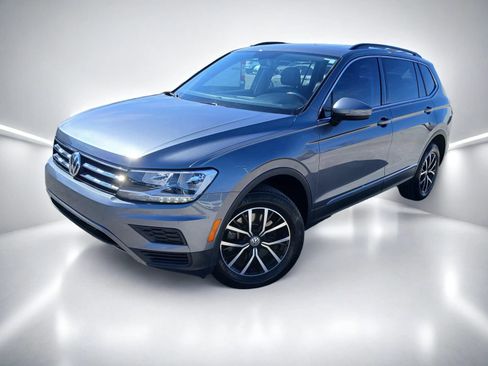 Used 2021 Volkswagen Tiguan SE w/ Panoramic Sunroof Package FWD image 2