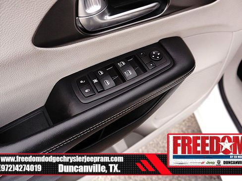 Certified 2024 Chrysler Pacifica Touring-L image 40