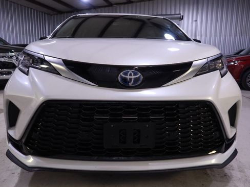 Used 2023 Toyota Sienna XSE image 8