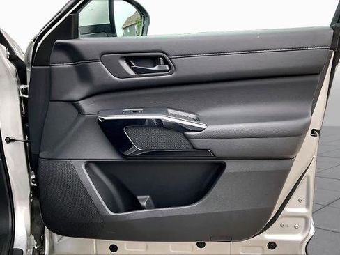 Certified 2025 Nissan Pathfinder SV FWD image 22