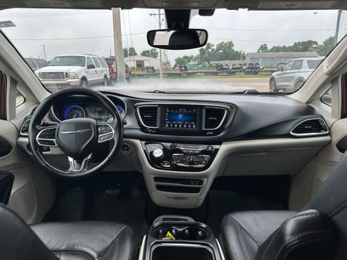 Used 2020 Chrysler Pacifica Touring-L FWD image 9