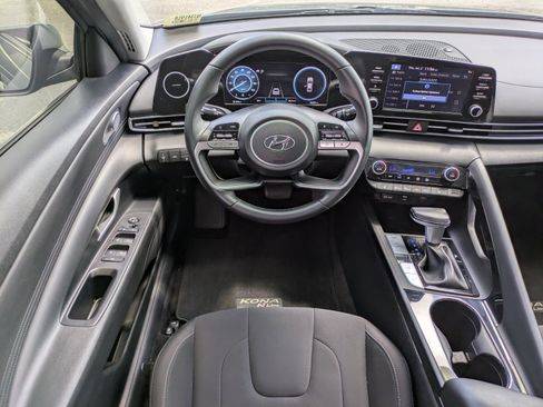 Used 2022 Hyundai Elantra SEL w/ Convenience + Premium Package FWD image 12