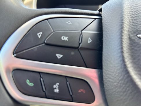 Used 2023 Chrysler Pacifica Touring-L FWD image 26