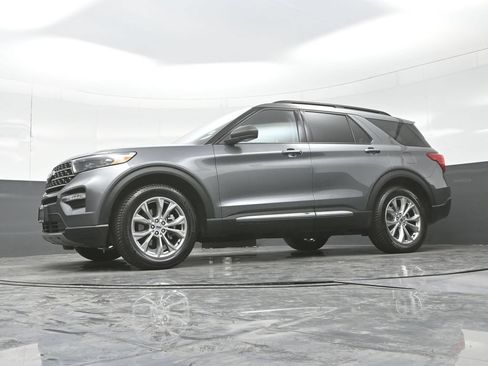 Used 2022 Ford Explorer XLT w/ Equipment Group 202A AWD/4WD image 22