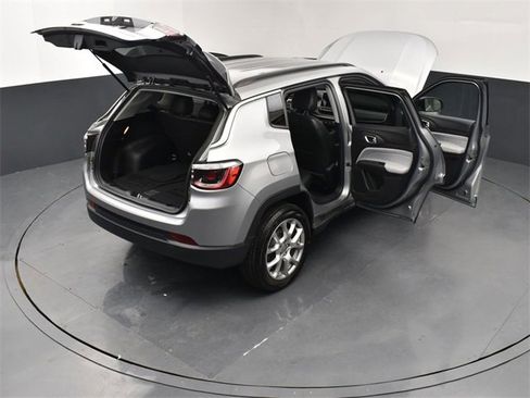 Used 2022 Jeep Compass Latitude image 29