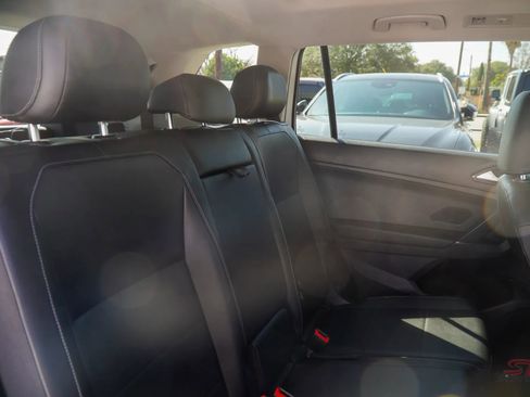 Used 2018 Volkswagen Tiguan SE w/ Panoramic Sunroof Package image 23