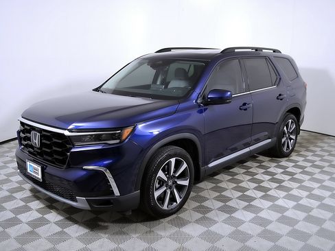 Used 2025 Honda Pilot Touring image 4
