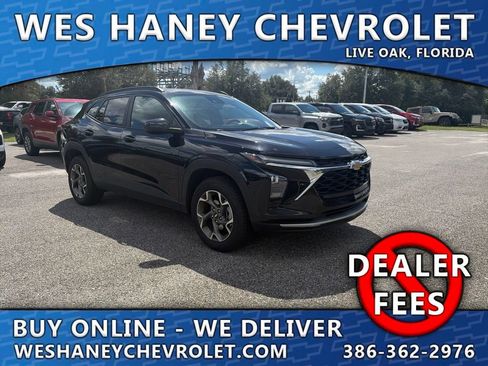 Used 2025 Chevrolet Trax LT FWD image 1
