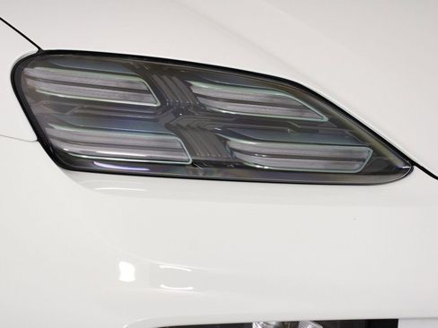 Certified 2025 Porsche Macan Electric image 26