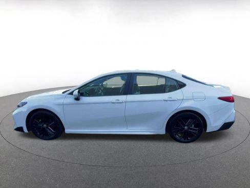 Used 2025 Toyota Camry SE image 9