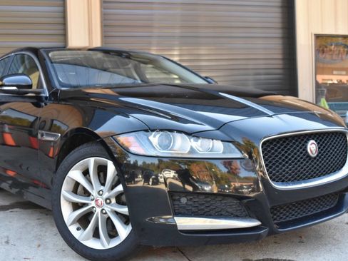 Used 2017 Jaguar XF Premium image 2