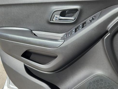 Used 2022 Chevrolet Trax LT w/ LT Convenience Package image 7