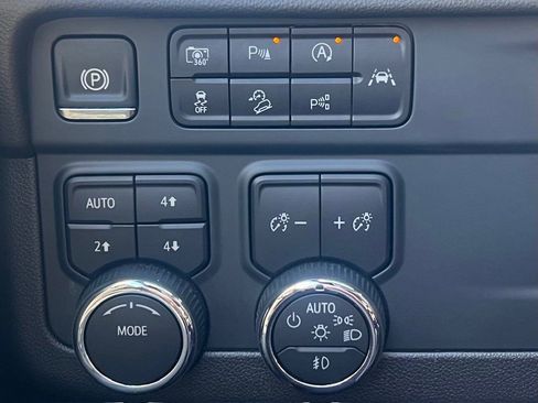 Used 2025 Chevrolet Suburban Z71 image 6