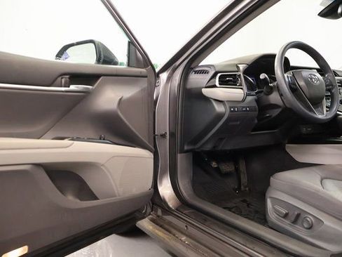 Used 2018 Toyota Camry LE image 11