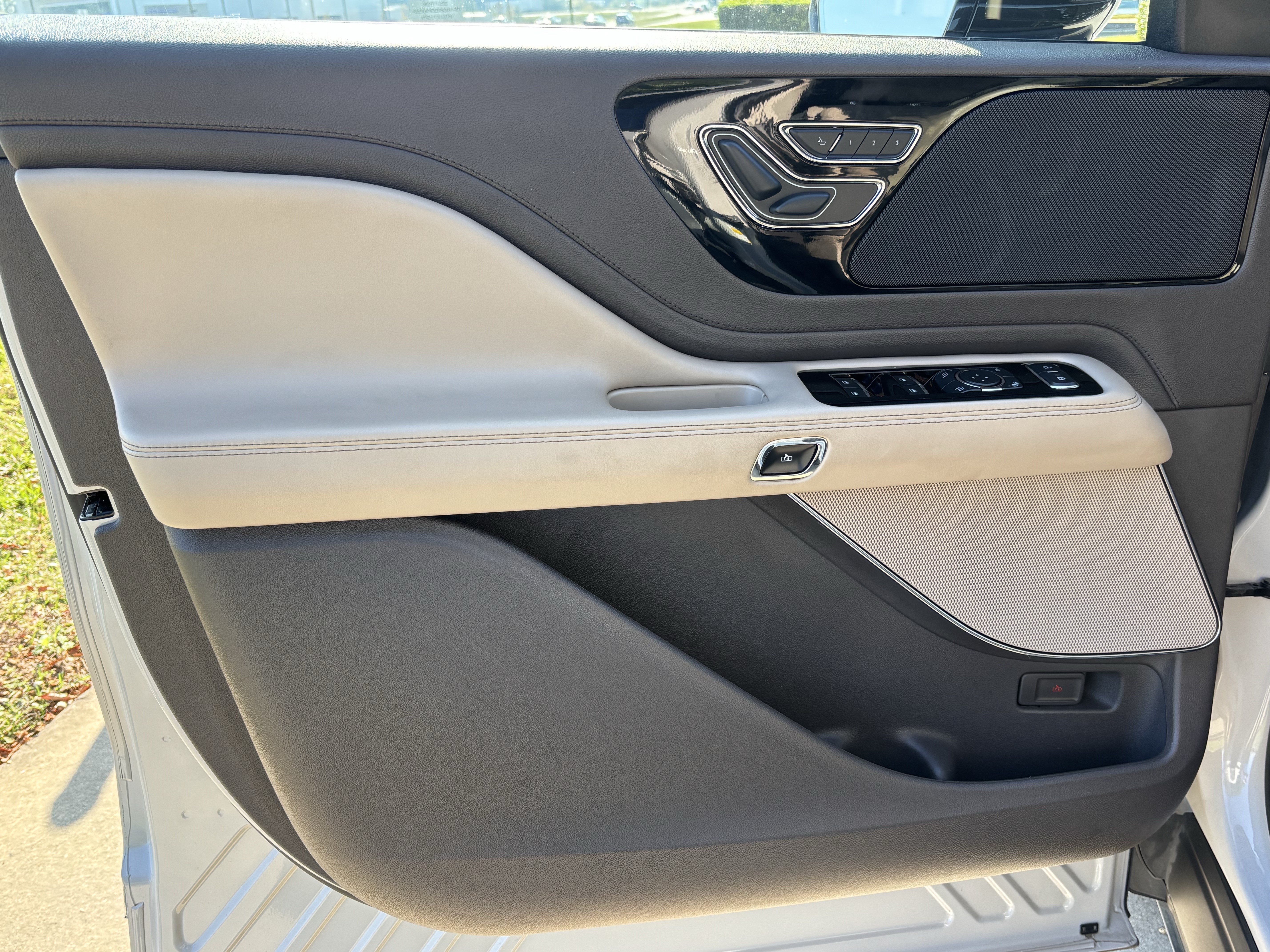 Used 2022 Lincoln Aviator AWD w/ Premium Package image 14
