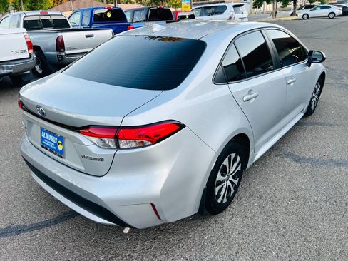 Used 2022 Toyota Corolla LE FWD image 3