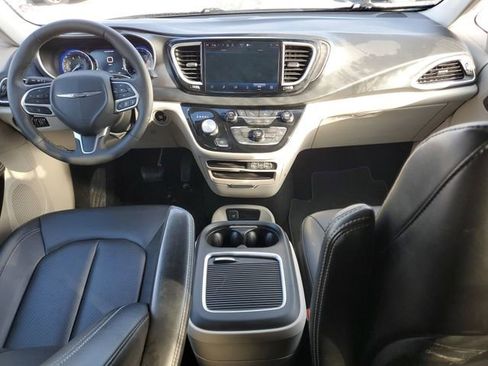 Used 2024 Chrysler Pacifica Touring-L image 19