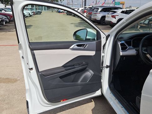 Used 2025 Volkswagen Taos SE AWD/4WD image 11