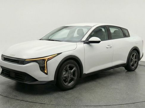 Used 2025 Kia K4 FWD image 3