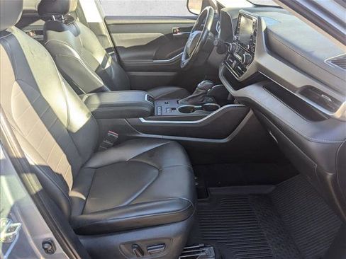 Used 2021 Toyota Highlander XLE image 21
