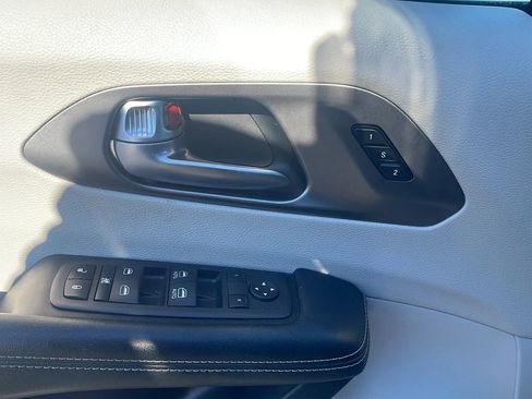 Used 2022 Chrysler Pacifica Touring-L image 16