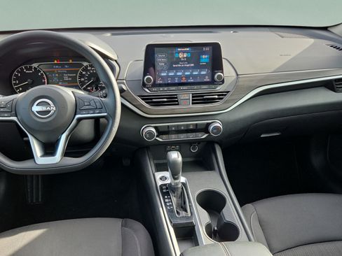 Used 2025 Nissan Altima 2.5 SV FWD image 13