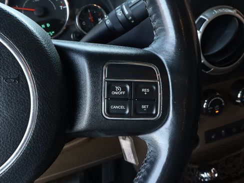 Used 2016 Jeep Wrangler Unlimited Sahara w/ Connectivity Group AWD/4WD image 30
