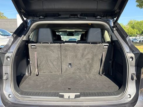 Used 2025 Toyota Highlander XLE FWD image 31
