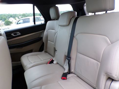 Used 2018 Ford Explorer XLT w/ Equipment Group 202A FWD image 16