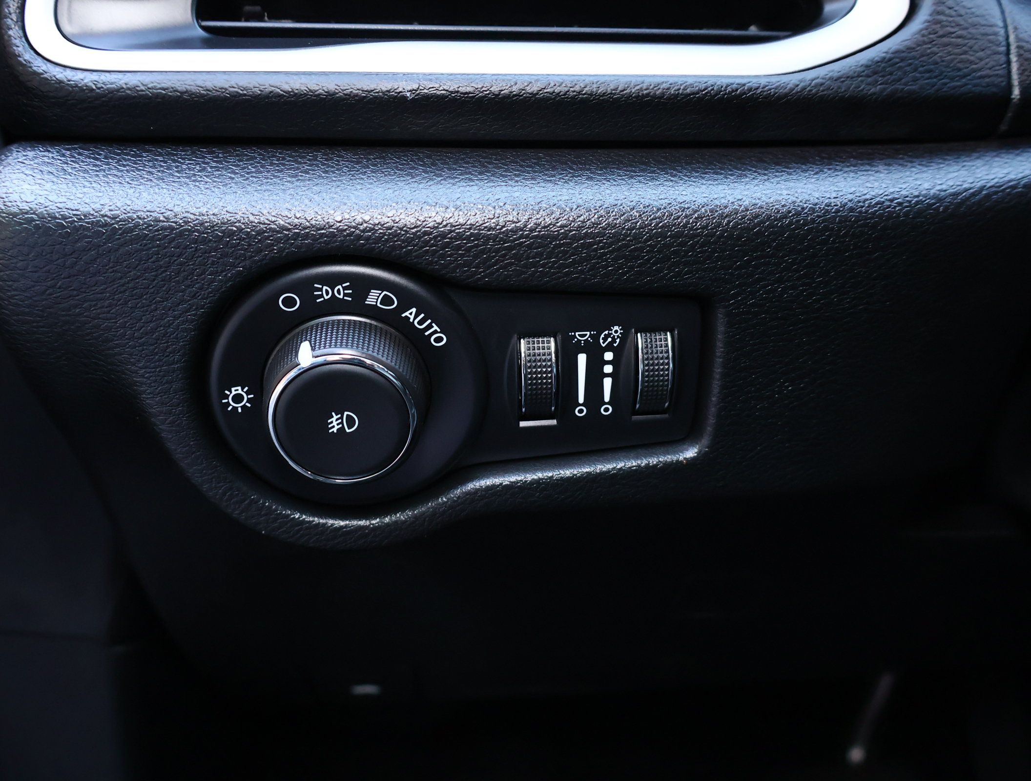 Used 2025 Chrysler Pacifica Select FWD image 12
