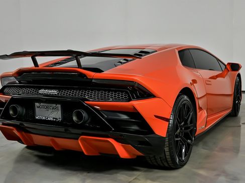 Used 2021 Lamborghini Huracan EVO image 12