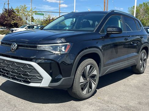 Used 2025 Volkswagen Taos SE AWD/4WD image 1