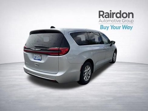 Used 2024 Chrysler Pacifica Touring-L FWD image 7