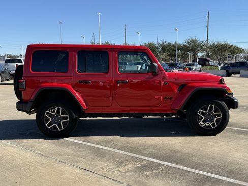 Used 2025 Jeep Wrangler Sahara image 3