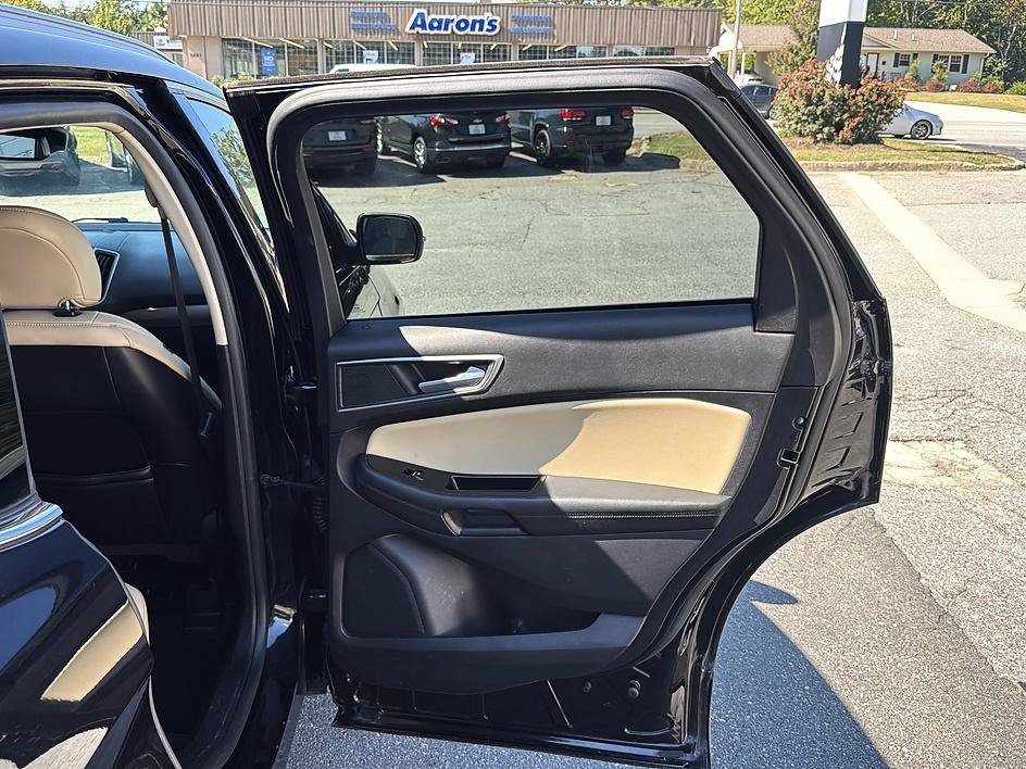 Used 2019 Ford Edge SEL w/ Equipment Group 201A AWD/4WD image 27