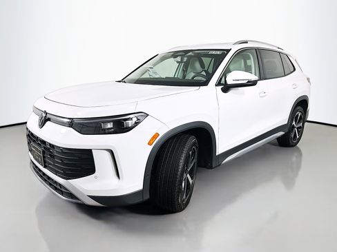 New 2025 Volkswagen Tiguan SE image 3