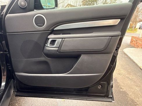 Used 2020 Land Rover Discovery Landmark image 16