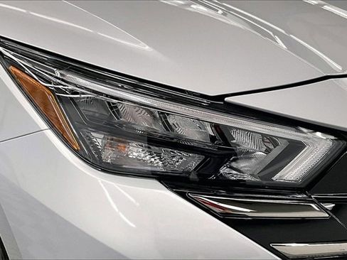 New 2025 Nissan Versa SR w/ Trunk Package image 13