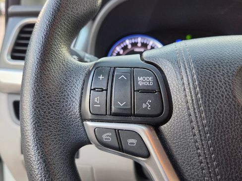 Used 2016 Toyota Highlander LE FWD image 23