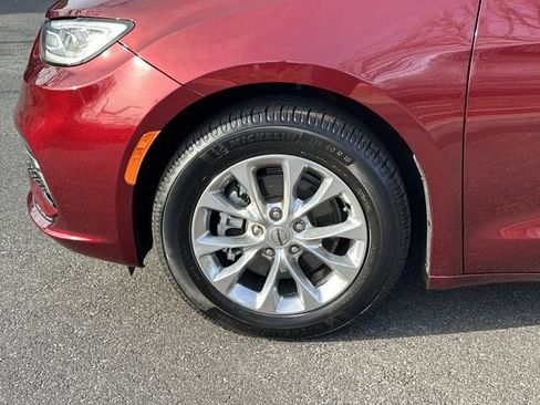 Certified 2021 Chrysler Pacifica Touring-L w/ Uconnect Theater Family Group image 15