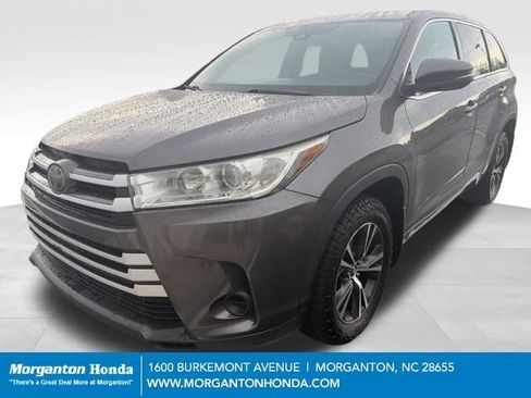 Used 2017 Toyota Highlander LE AWD/4WD image 3