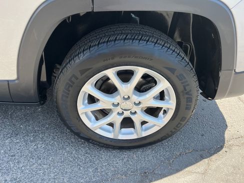 Used 2017 Jeep Cherokee Latitude FWD image 39