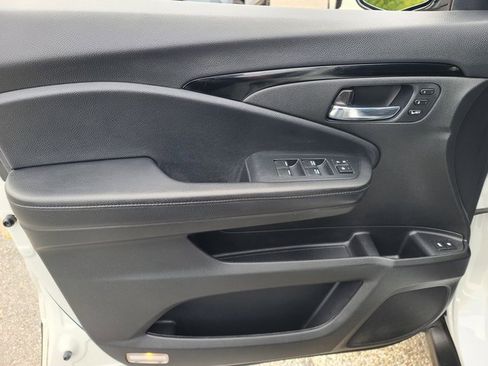 Used 2022 Honda Pilot Touring image 9