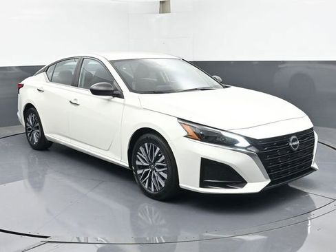 Used 2025 Nissan Altima 2.5 SV FWD image 2