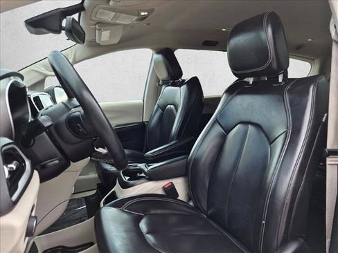 Used 2023 Chrysler Pacifica Touring-L FWD image 22
