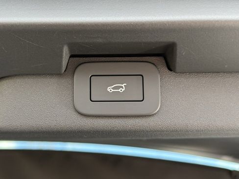 Certified 2025 Land Rover Discovery Dynamic SE image 40