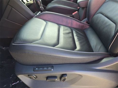 Used 2019 Volkswagen Tiguan SEL Premium image 32