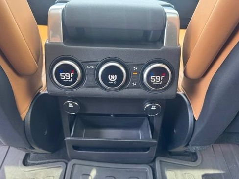 Used 2017 Land Rover Discovery HSE AWD/4WD image 17